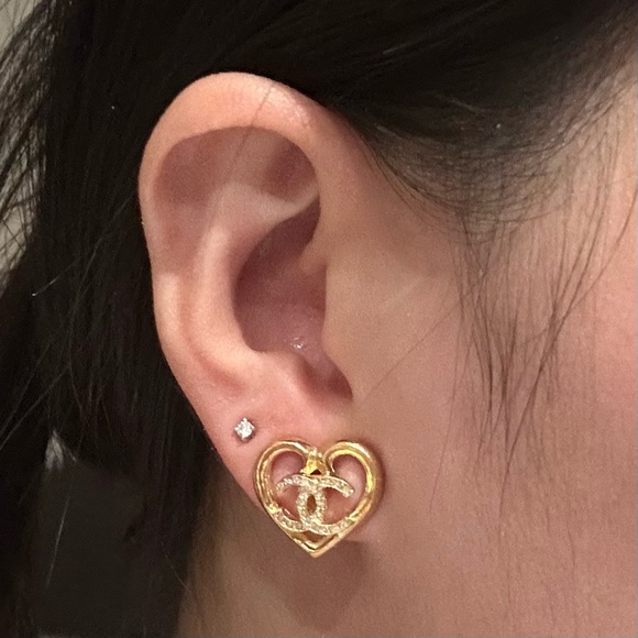 Chanel crystal cc logo heart stud earrings - Picture 5 of 5